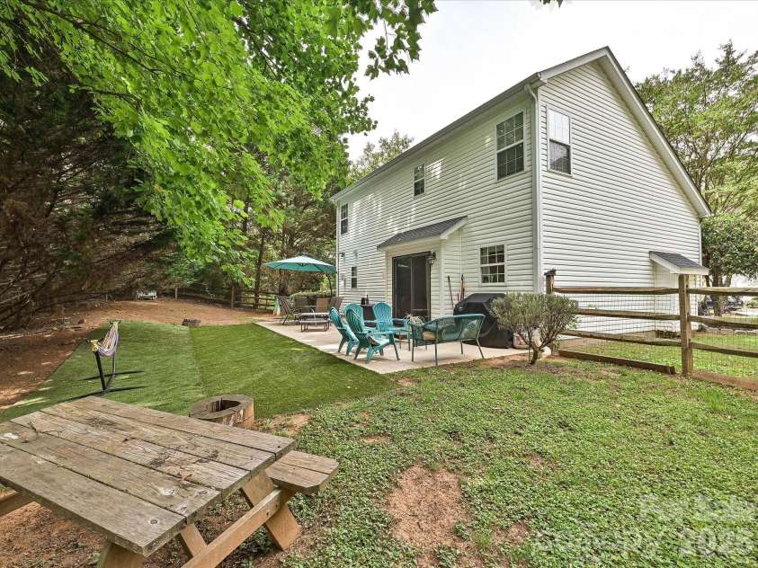 9207 Kimmel Lane, Charlotte, NC 28216.  MLS# CAR4365876, YatesRealty ID 30256. 