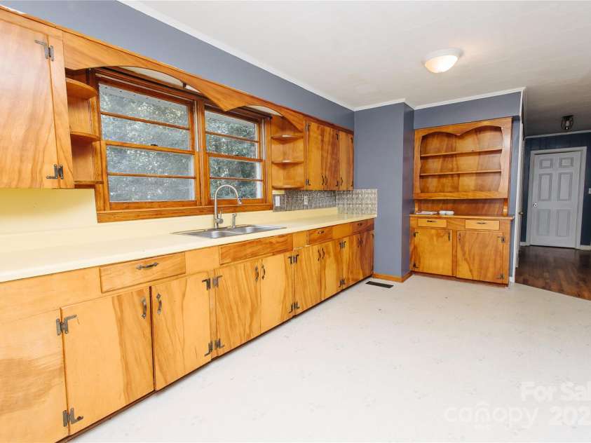 185 Waycaster Road, Marion, NC 28752.  MLS# CAR4276687, YatesRealty ID 30257. 