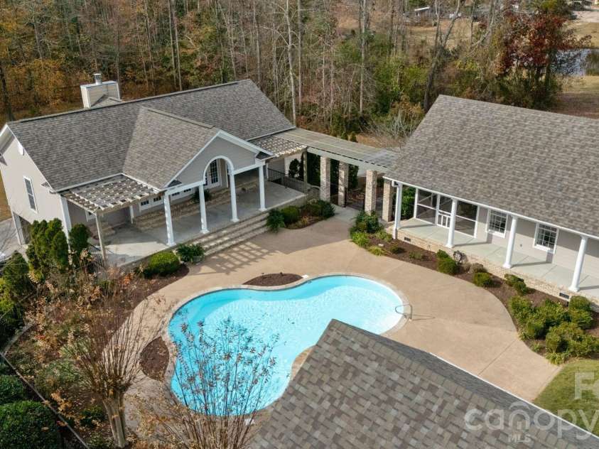 393 Youngs Bend Road, Kershaw, SC 29067.  MLS# CAR4317045, YatesRealty ID 3026. 