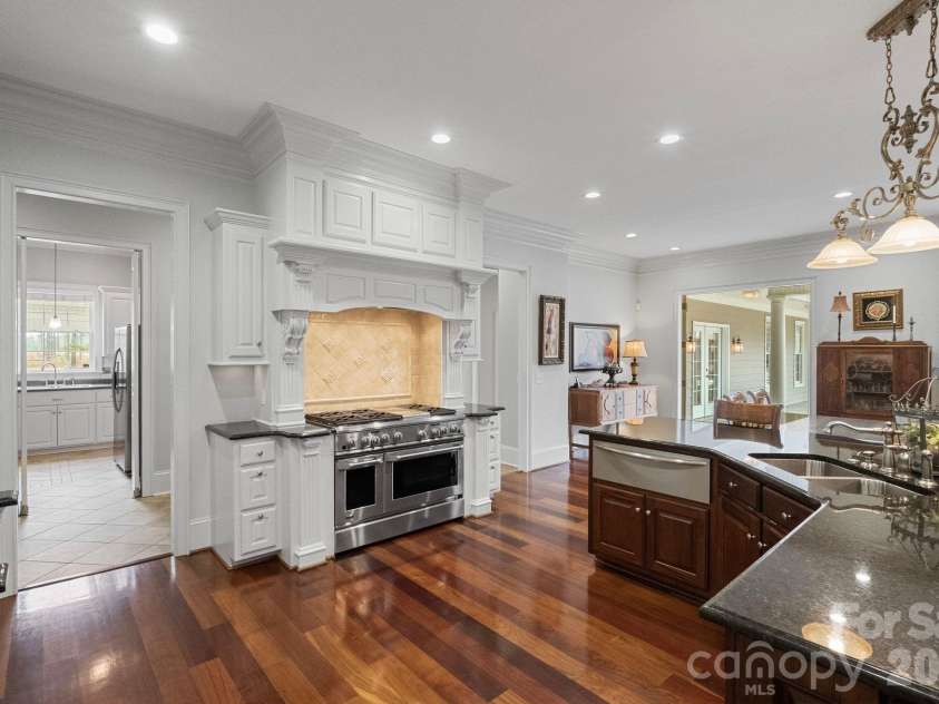 393 Youngs Bend Road, Kershaw, SC 29067.  MLS# CAR4317045, YatesRealty ID 3026. Main kitchen right off the living area