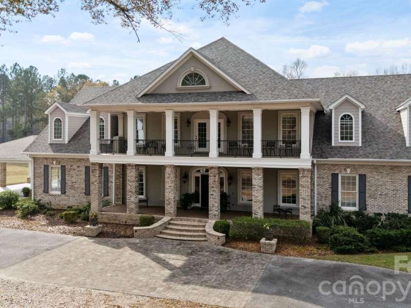 393 Youngs Bend Road, Kershaw, SC 29067.  MLS# CAR4317045, YatesRealty ID 3026. Welcome home to Southern living at its finest.