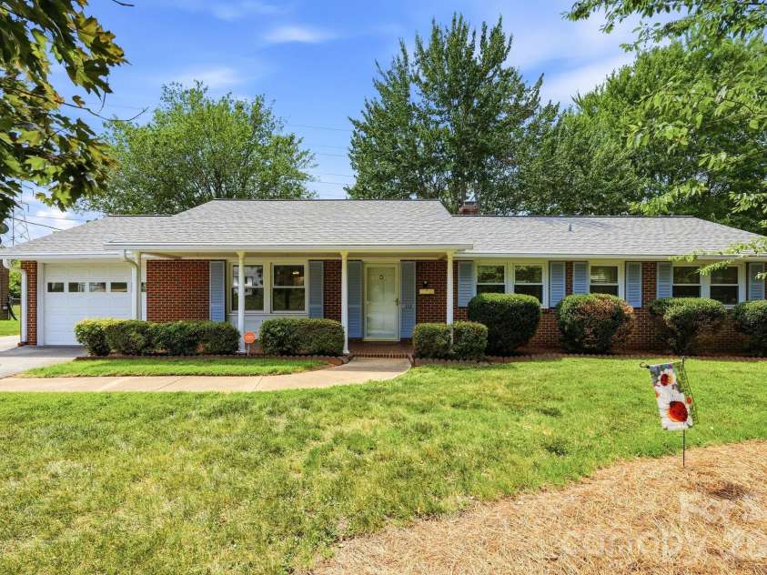 112 Queensbury Road, Winston Salem, NC 27104.  MLS# CAR4392774, YatesRealty ID 30260. 