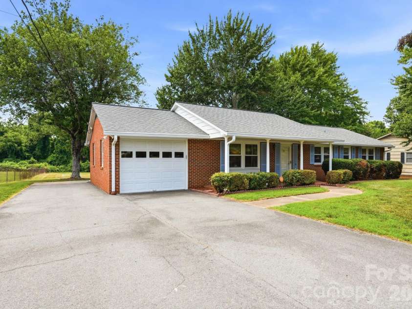 112 Queensbury Road, Winston Salem, NC 27104.  MLS# CAR4392774, YatesRealty ID 30260. 