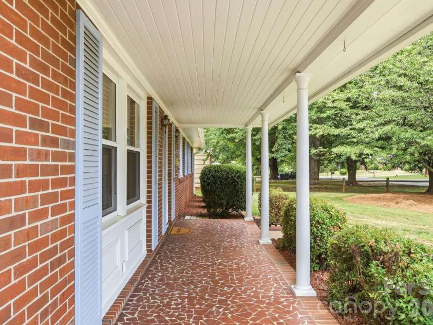 112 Queensbury Road, Winston Salem, NC 27104.  MLS# CAR4392774, YatesRealty ID 30260. 