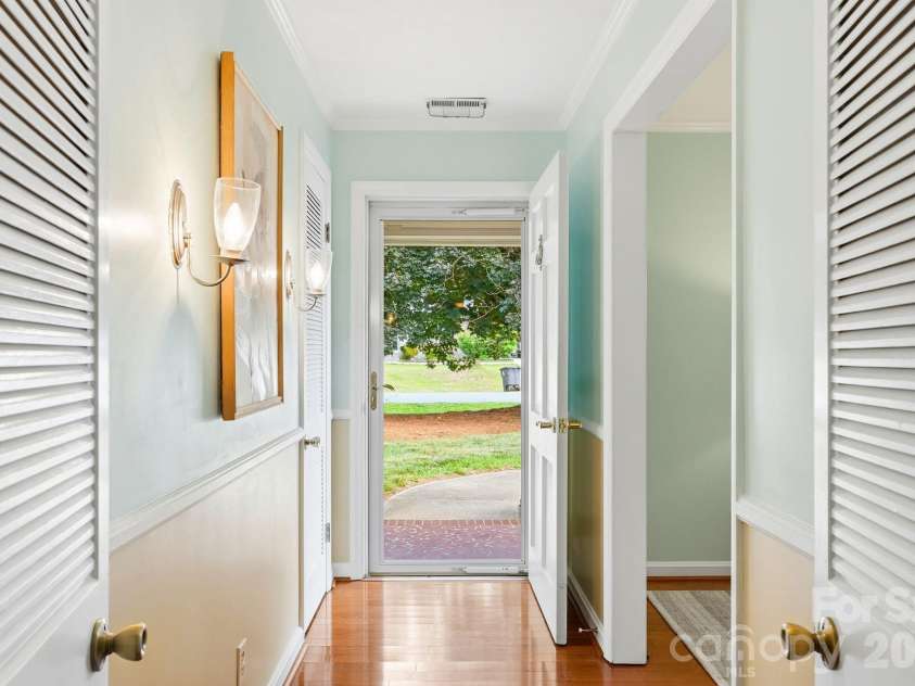 112 Queensbury Road, Winston Salem, NC 27104.  MLS# CAR4392774, YatesRealty ID 30260. 