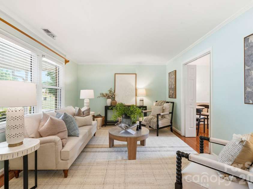 112 Queensbury Road, Winston Salem, NC 27104.  MLS# CAR4392774, YatesRealty ID 30260. 