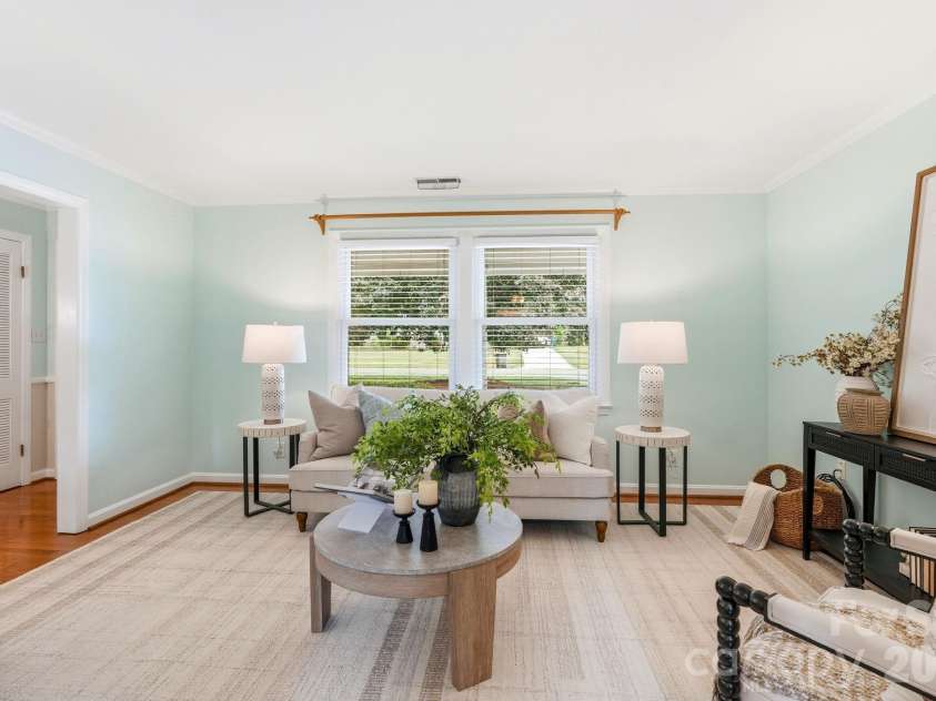 112 Queensbury Road, Winston Salem, NC 27104.  MLS# CAR4392774, YatesRealty ID 30260. 