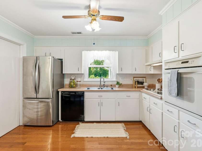 112 Queensbury Road, Winston Salem, NC 27104.  MLS# CAR4392774, YatesRealty ID 30260. 