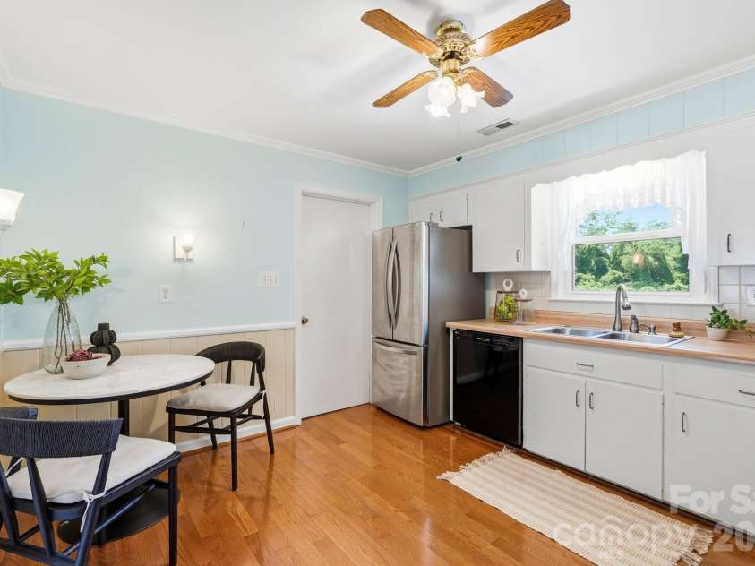 112 Queensbury Road, Winston Salem, NC 27104.  MLS# CAR4392774, YatesRealty ID 30260. 