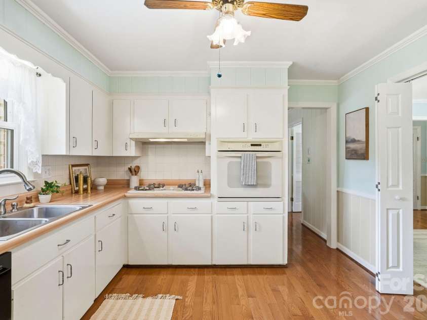 112 Queensbury Road, Winston Salem, NC 27104.  MLS# CAR4392774, YatesRealty ID 30260. 