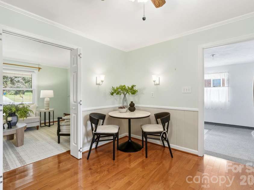 112 Queensbury Road, Winston Salem, NC 27104.  MLS# CAR4392774, YatesRealty ID 30260. 