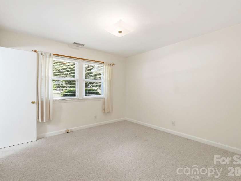 112 Queensbury Road, Winston Salem, NC 27104.  MLS# CAR4392774, YatesRealty ID 30260. 