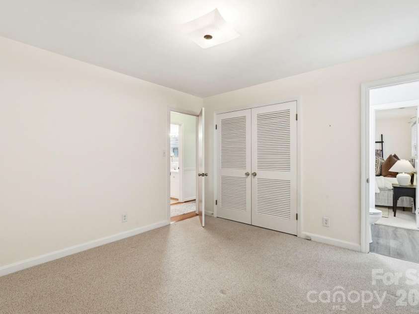 112 Queensbury Road, Winston Salem, NC 27104.  MLS# CAR4392774, YatesRealty ID 30260. 