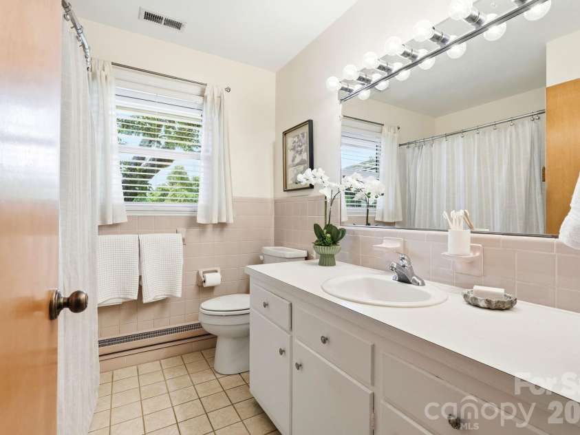 112 Queensbury Road, Winston Salem, NC 27104.  MLS# CAR4392774, YatesRealty ID 30260. 