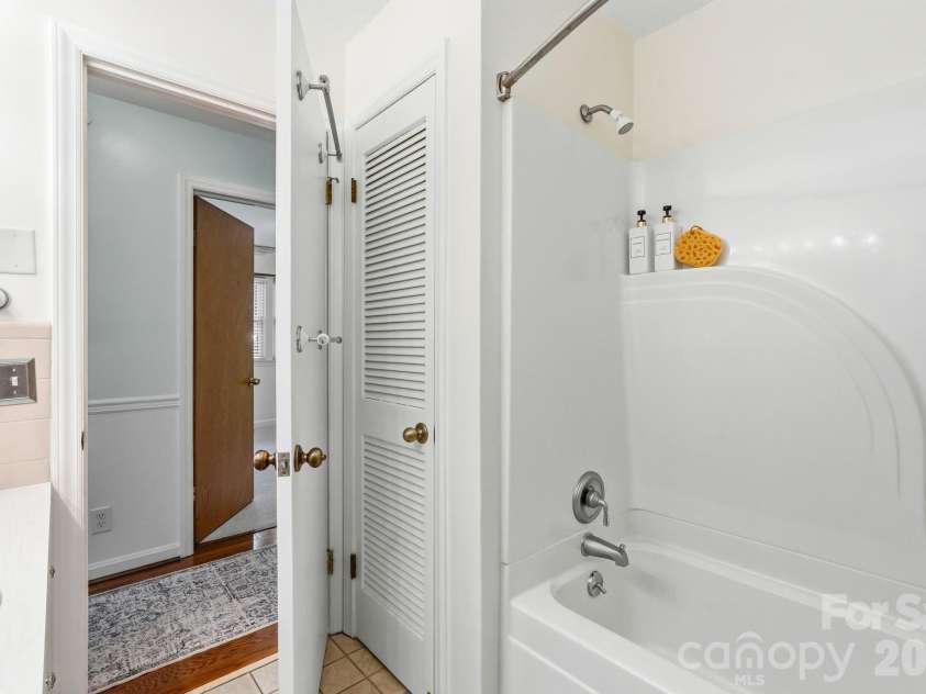 112 Queensbury Road, Winston Salem, NC 27104.  MLS# CAR4392774, YatesRealty ID 30260. 