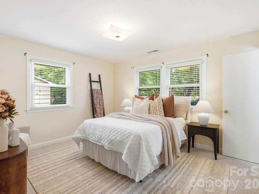 112 Queensbury Road, Winston Salem, NC 27104.  MLS# CAR4392774, YatesRealty ID 30260. 
