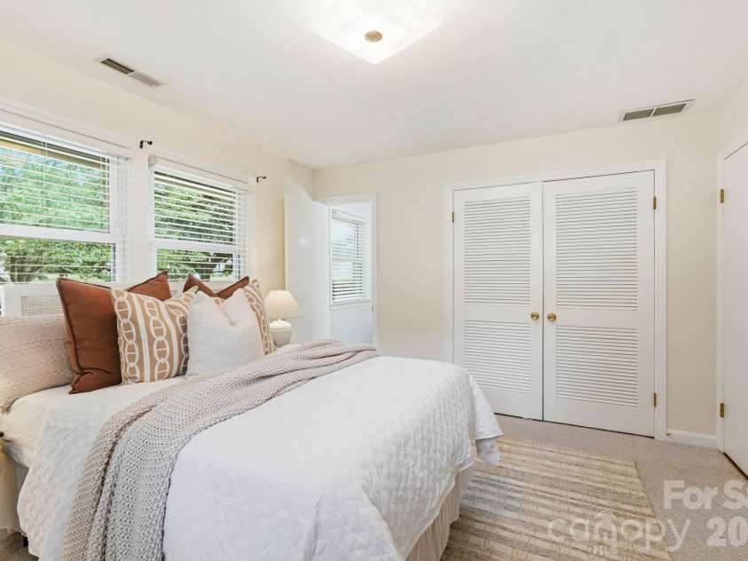 112 Queensbury Road, Winston Salem, NC 27104.  MLS# CAR4392774, YatesRealty ID 30260. 