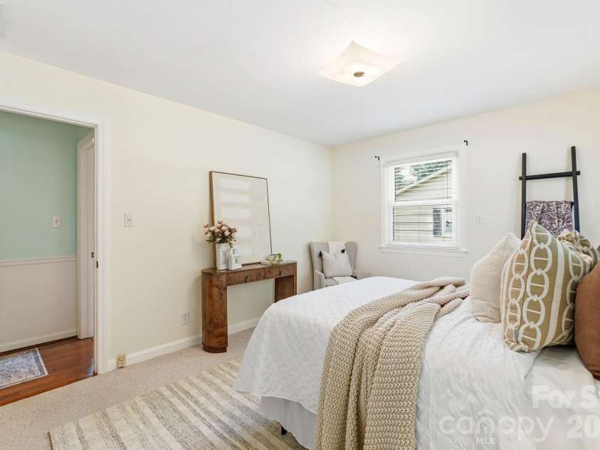 112 Queensbury Road, Winston Salem, NC 27104.  MLS# CAR4392774, YatesRealty ID 30260. 