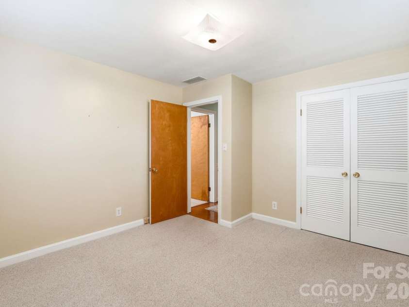 112 Queensbury Road, Winston Salem, NC 27104.  MLS# CAR4392774, YatesRealty ID 30260. 