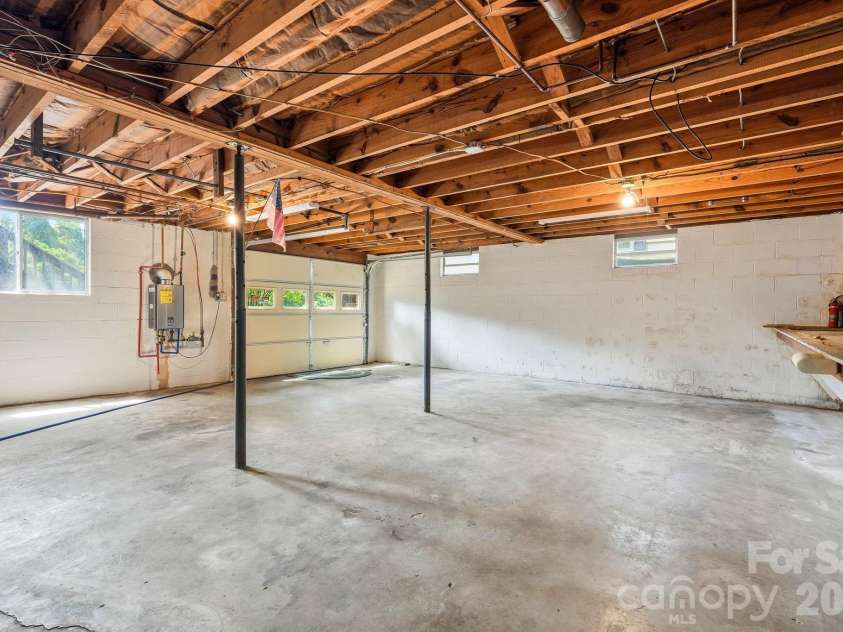 112 Queensbury Road, Winston Salem, NC 27104.  MLS# CAR4392774, YatesRealty ID 30260. 