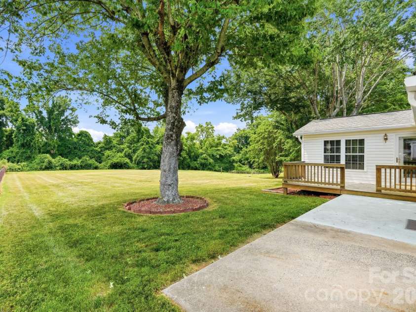 112 Queensbury Road, Winston Salem, NC 27104.  MLS# CAR4392774, YatesRealty ID 30260. 