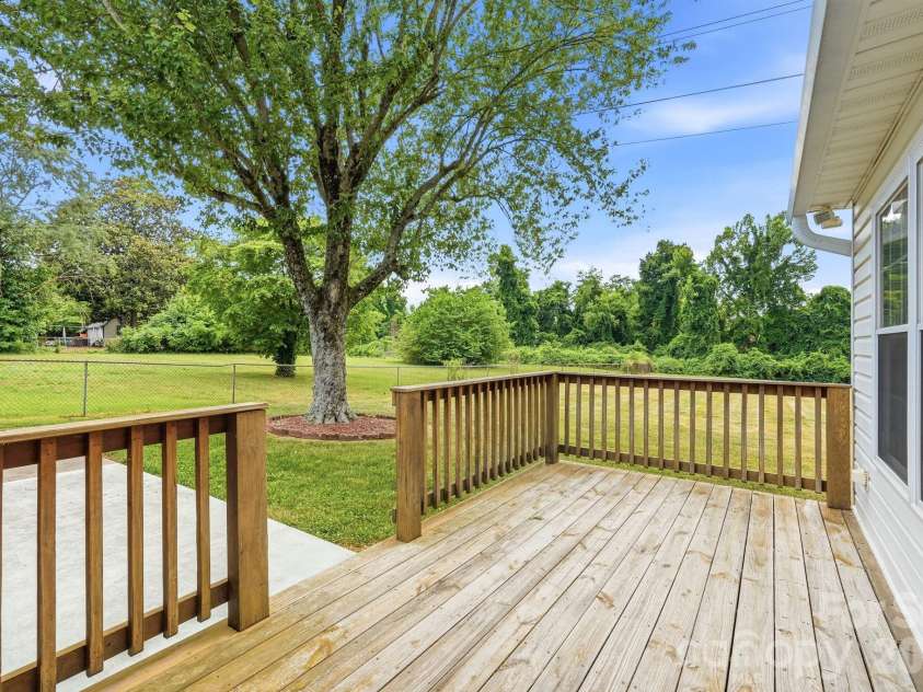 112 Queensbury Road, Winston Salem, NC 27104.  MLS# CAR4392774, YatesRealty ID 30260. 