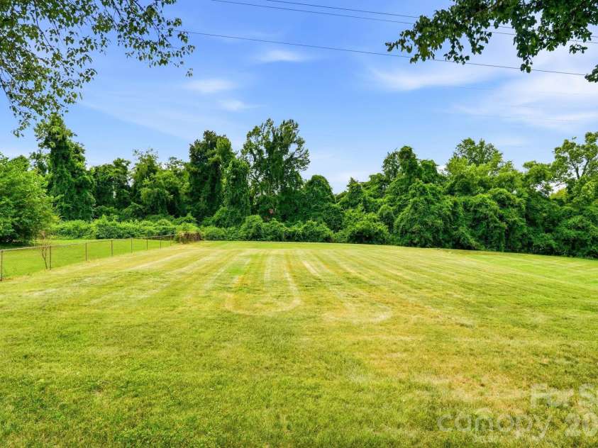 112 Queensbury Road, Winston Salem, NC 27104.  MLS# CAR4392774, YatesRealty ID 30260. 