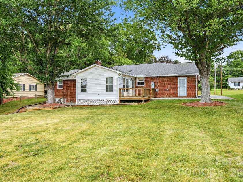 112 Queensbury Road, Winston Salem, NC 27104.  MLS# CAR4392774, YatesRealty ID 30260. 