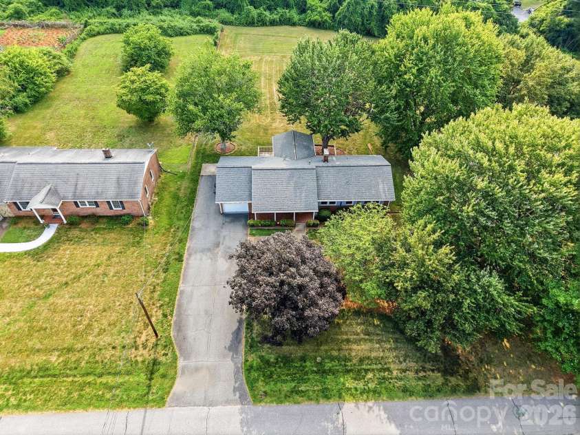 112 Queensbury Road, Winston Salem, NC 27104.  MLS# CAR4392774, YatesRealty ID 30260. 