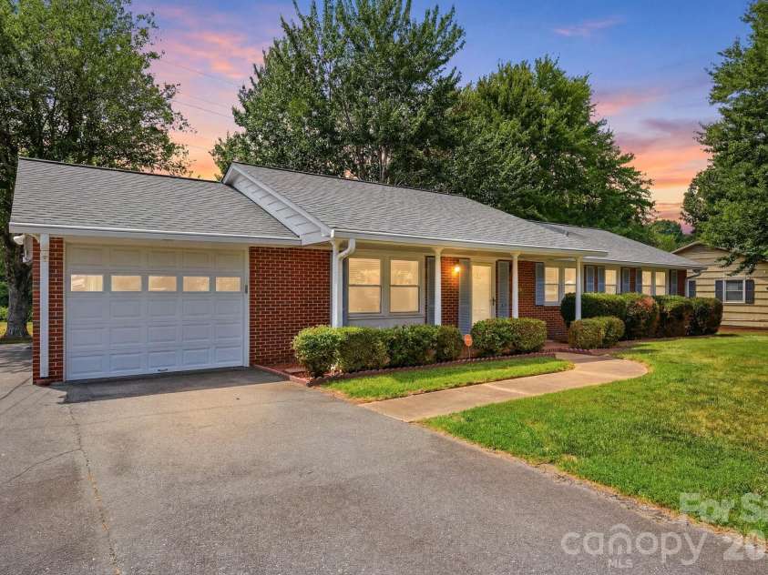 112 Queensbury Road, Winston Salem, NC 27104.  MLS# CAR4392774, YatesRealty ID 30260. 