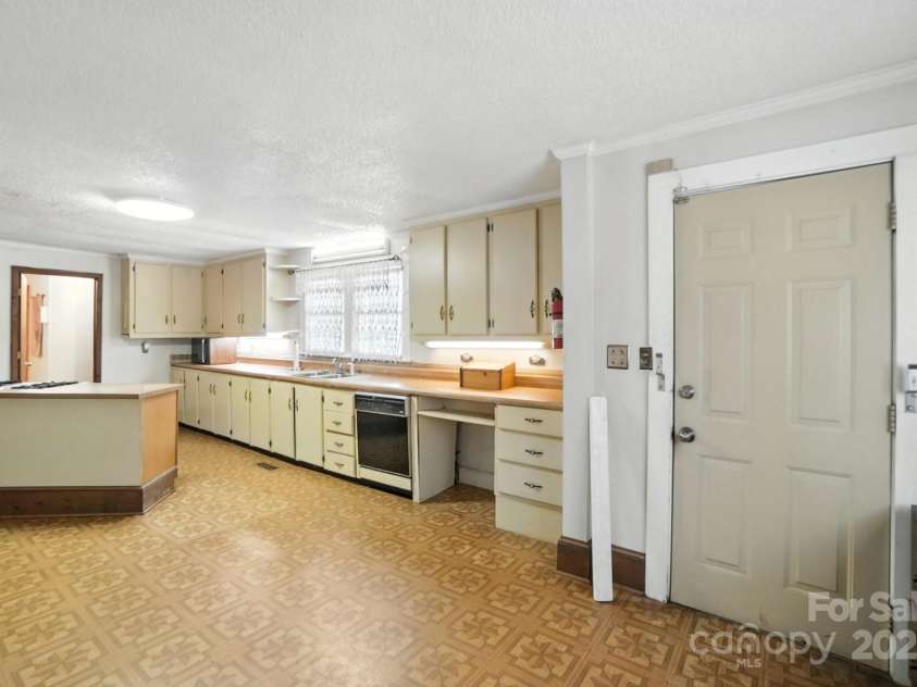 807 Lewis Street, Gastonia, NC 28054.  MLS# CAR4288015, YatesRealty ID 30261. 