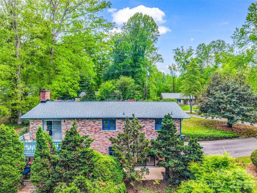 122 Sweetbriar Lane, Etowah, NC 28729.  MLS# CAR4372577, YatesRealty ID 30263. 