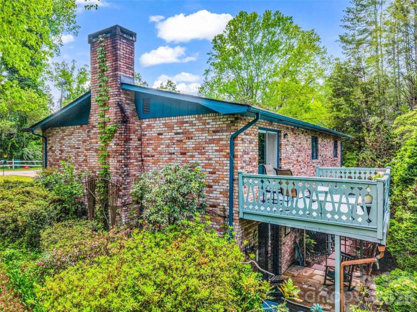 122 Sweetbriar Lane, Etowah, NC 28729.  MLS# CAR4372577, YatesRealty ID 30263. 