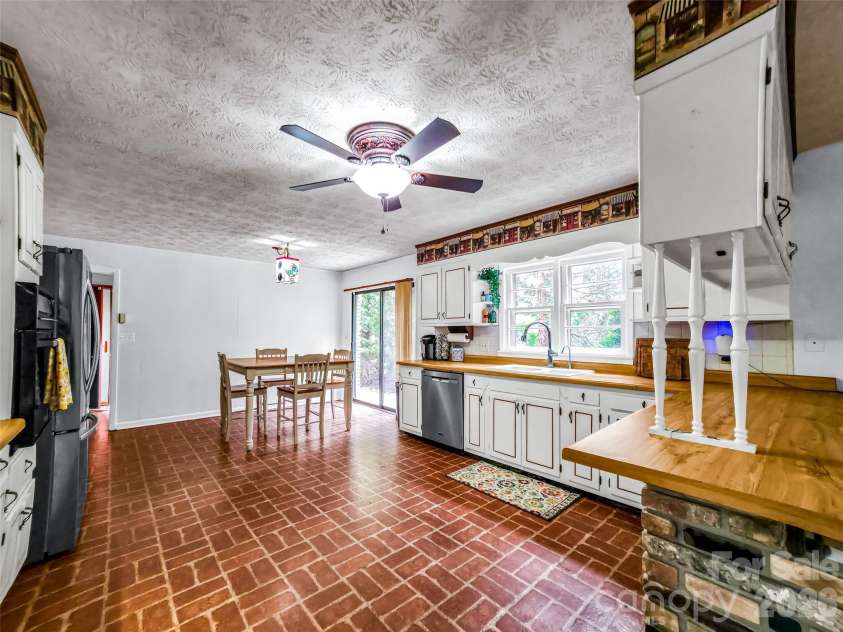 122 Sweetbriar Lane, Etowah, NC 28729.  MLS# CAR4372577, YatesRealty ID 30263. 