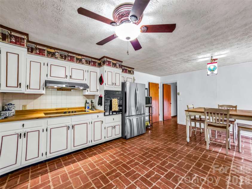122 Sweetbriar Lane, Etowah, NC 28729.  MLS# CAR4372577, YatesRealty ID 30263. 
