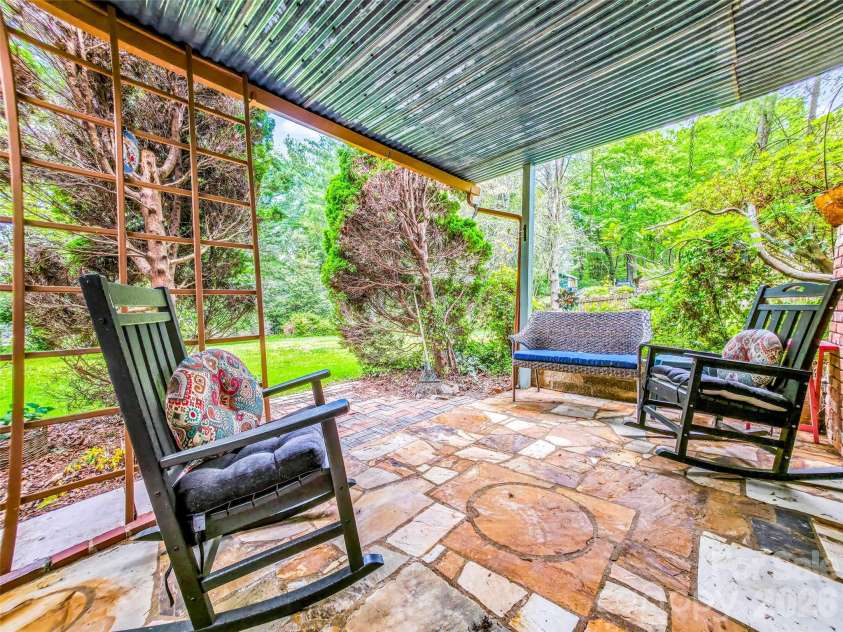122 Sweetbriar Lane, Etowah, NC 28729.  MLS# CAR4372577, YatesRealty ID 30263. 