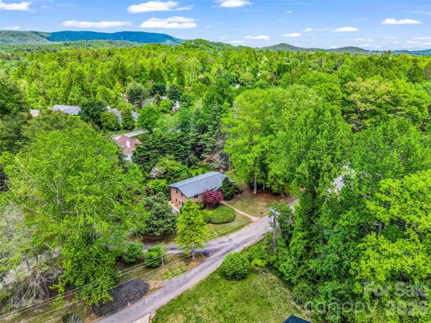 122 Sweetbriar Lane, Etowah, NC 28729.  MLS# CAR4372577, YatesRealty ID 30263. 