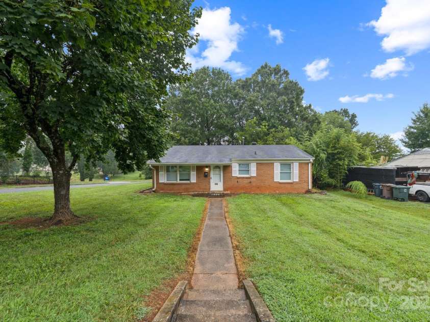 510 Craig Street, Greensboro, NC 27406.  MLS# CAR4288449, YatesRealty ID 30265. 