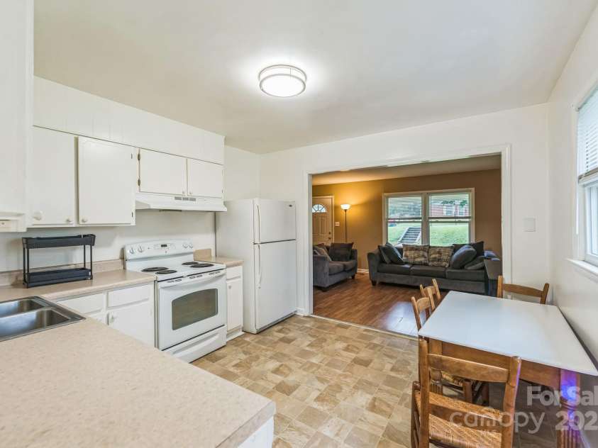 510 Craig Street, Greensboro, NC 27406.  MLS# CAR4288449, YatesRealty ID 30265. 