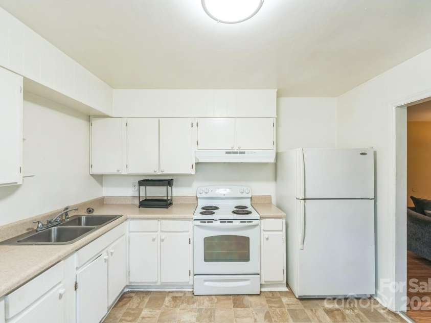 510 Craig Street, Greensboro, NC 27406.  MLS# CAR4288449, YatesRealty ID 30265. 