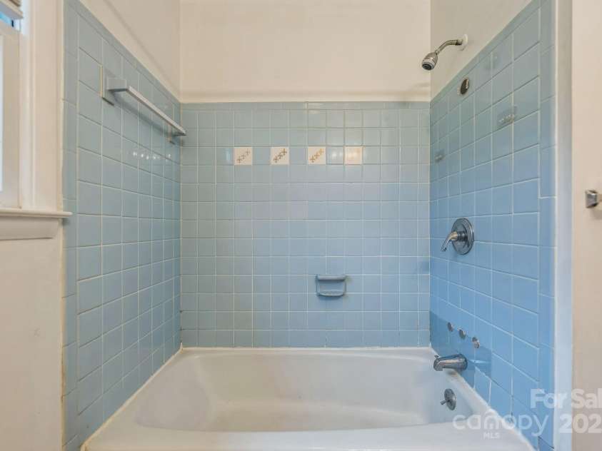 510 Craig Street, Greensboro, NC 27406.  MLS# CAR4288449, YatesRealty ID 30265. 