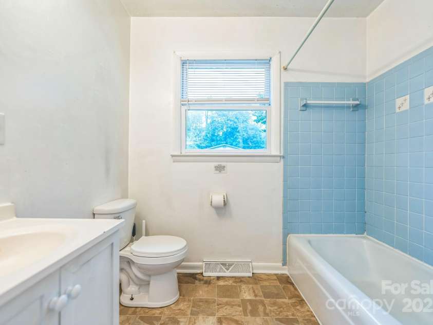 510 Craig Street, Greensboro, NC 27406.  MLS# CAR4288449, YatesRealty ID 30265. 