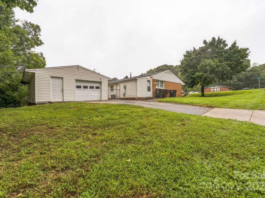 510 Craig Street, Greensboro, NC 27406.  MLS# CAR4288449, YatesRealty ID 30265. 