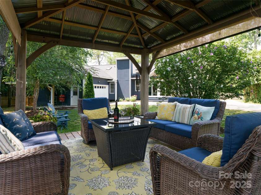 206 Pinner Road, Arden, NC 28704.  MLS# CAR4276364, YatesRealty ID 30266. Great for entertaing friends and family, quiet and private.