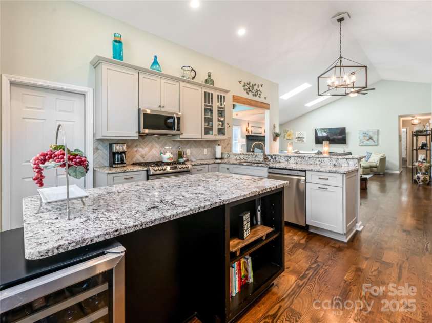 206 Pinner Road, Arden, NC 28704.  MLS# CAR4276364, YatesRealty ID 30266. Lets have a dinner party!