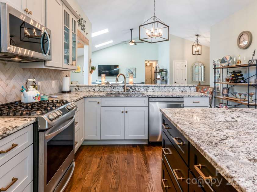 206 Pinner Road, Arden, NC 28704.  MLS# CAR4276364, YatesRealty ID 30266. Newly installed gas stove