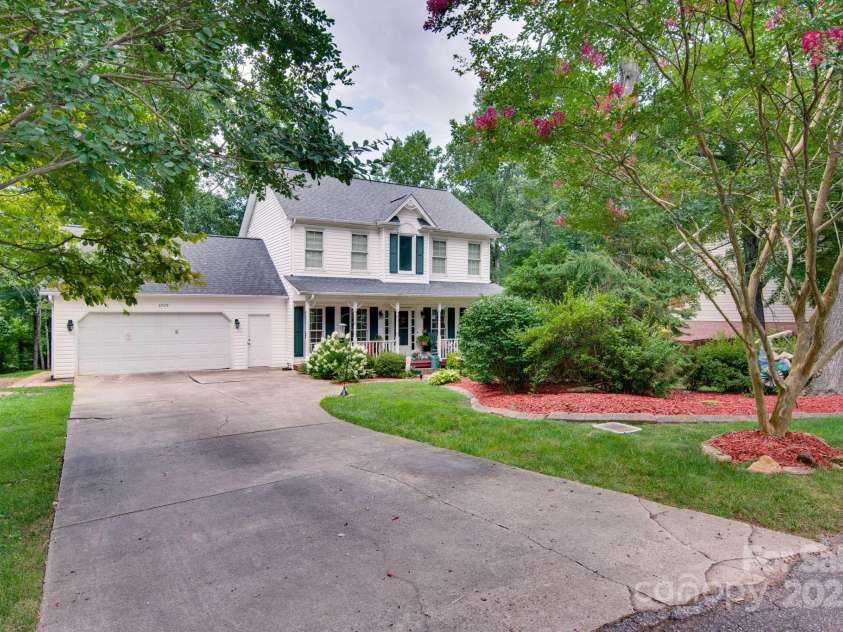 3720 25th Street Place, Hickory, NC 28601.  MLS# CAR4284382, YatesRealty ID 30270. 