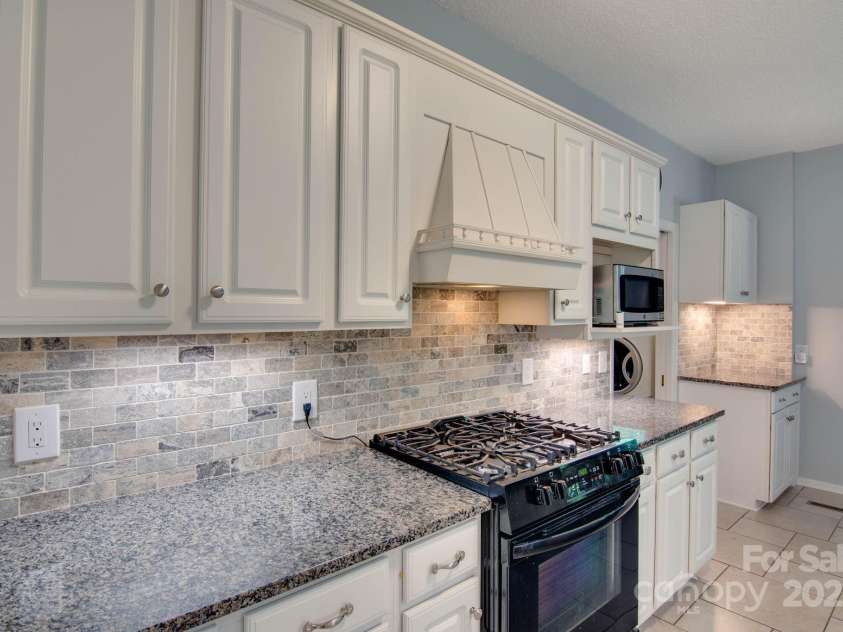 3720 25th Street Place, Hickory, NC 28601.  MLS# CAR4284382, YatesRealty ID 30270. Kitchen
