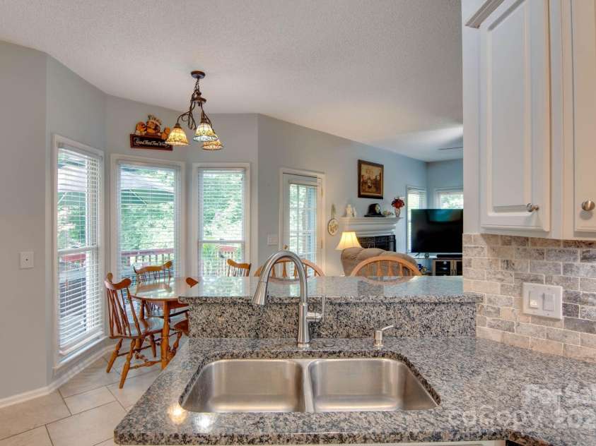 3720 25th Street Place, Hickory, NC 28601.  MLS# CAR4284382, YatesRealty ID 30270. Kitchen