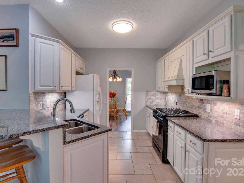 3720 25th Street Place, Hickory, NC 28601.  MLS# CAR4284382, YatesRealty ID 30270. Kitchen